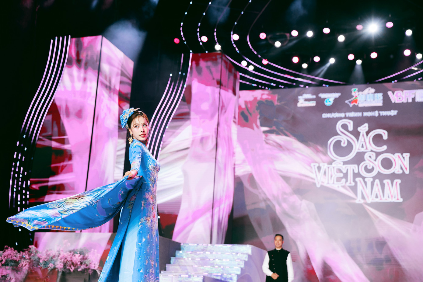 Các bộ sưu tập đều được đầu tư công phu, mang một màu sắc, ý nghĩa riêng. Các bộ sưu tập đều được đầu tư công phu, mang một màu sắc, ý nghĩa riêng.