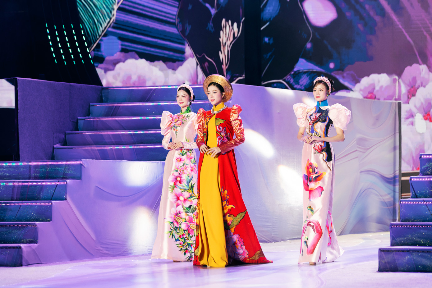 Các bộ sưu tập đều được đầu tư công phu, mang một màu sắc, ý nghĩa riêng. Các bộ sưu tập đều được đầu tư công phu, mang một màu sắc, ý nghĩa riêng.