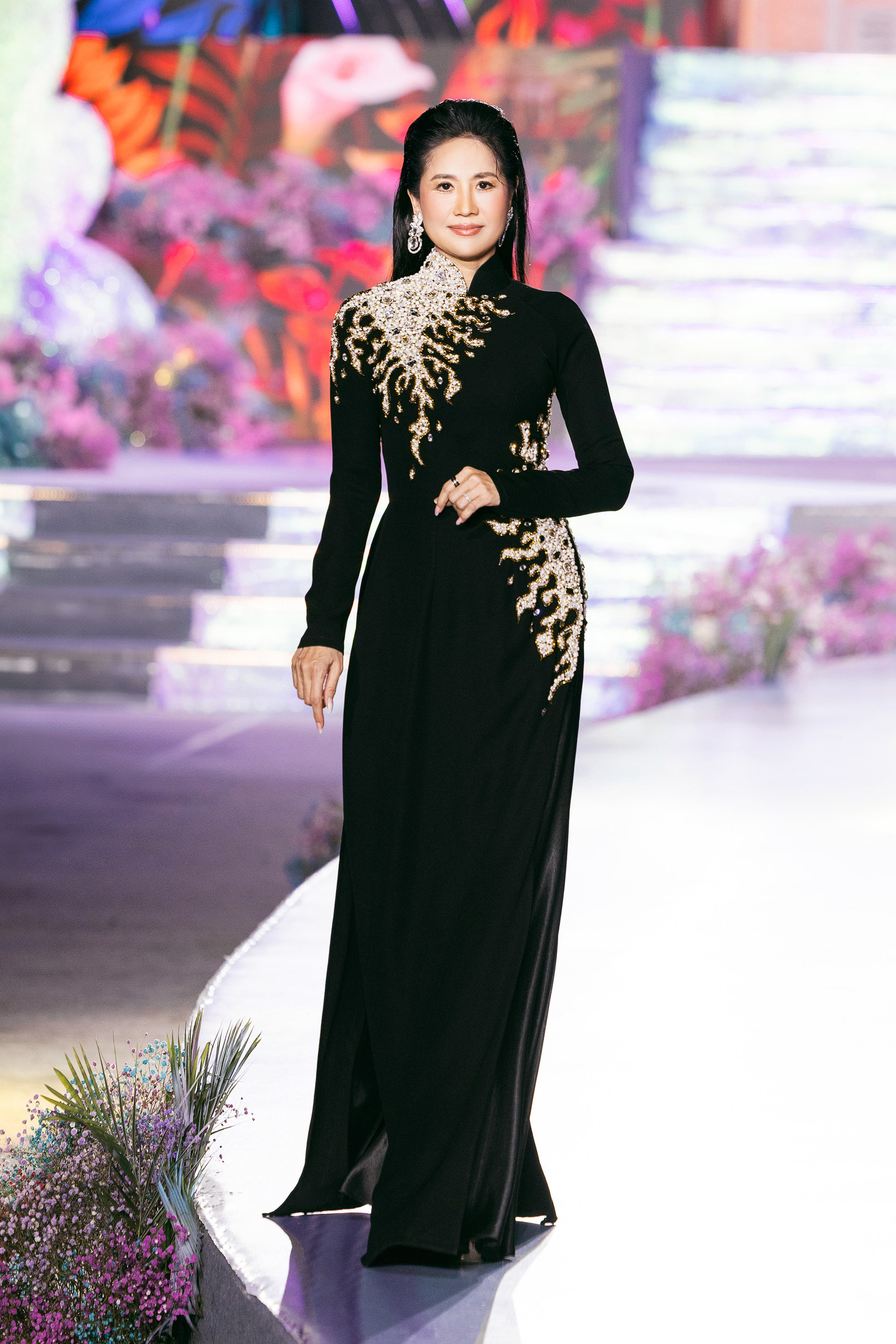 Các nhà thiết kế có nhiều nỗ lực để làm nổi bật chủ đề Sắc son Việt Nam. Các nhà thiết kế có nhiều nỗ lực để làm nổi bật chủ đề Sắc son Việt Nam.