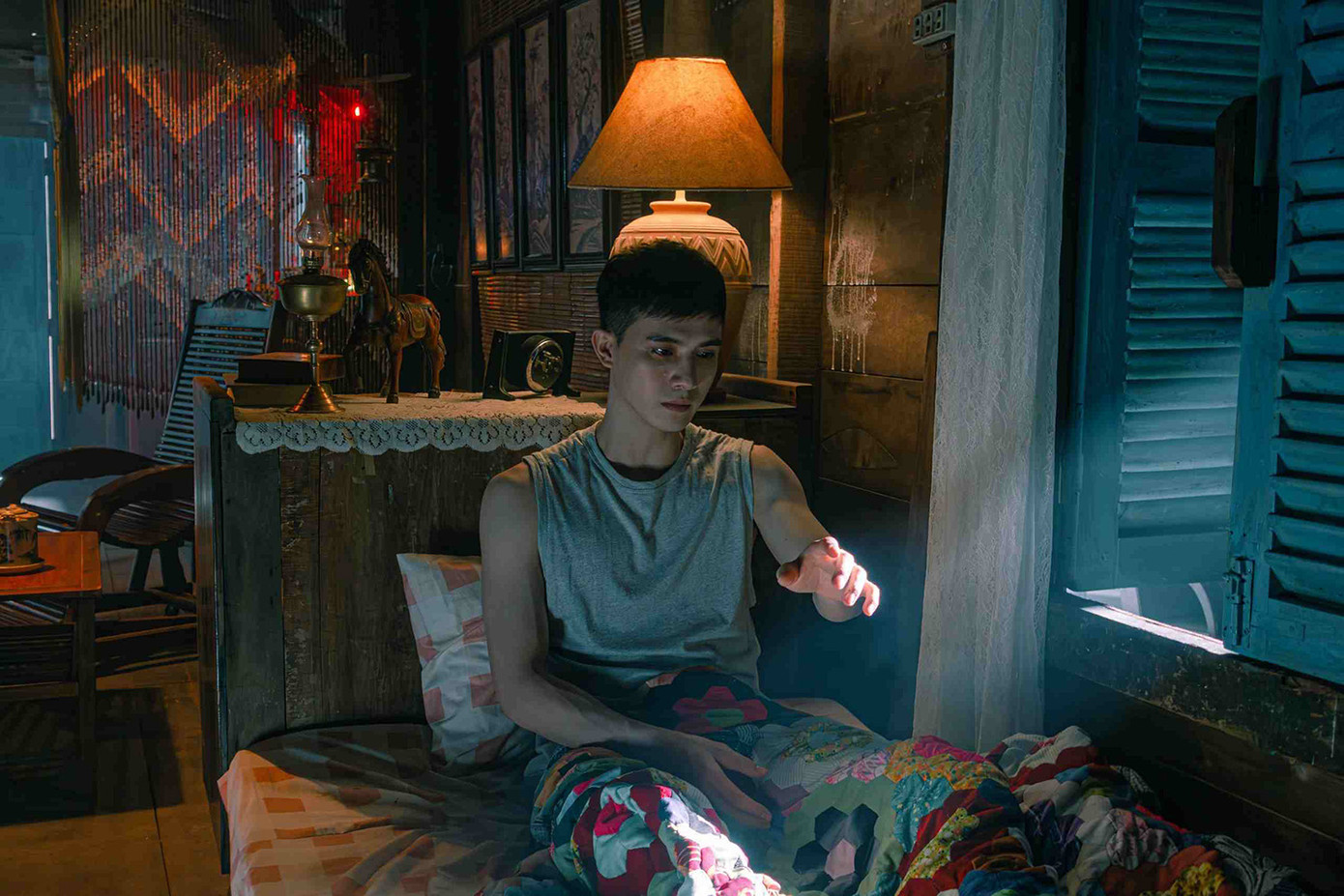 Gương mặt mới Trần Ngọc Vàng để lại ấn tượng hơn hẳn các bạn diễn có nhiều kinh nghiệm. Gương mặt mới Trần Ngọc Vàng để lại ấn tượng hơn hẳn các bạn diễn có nhiều kinh nghiệm.