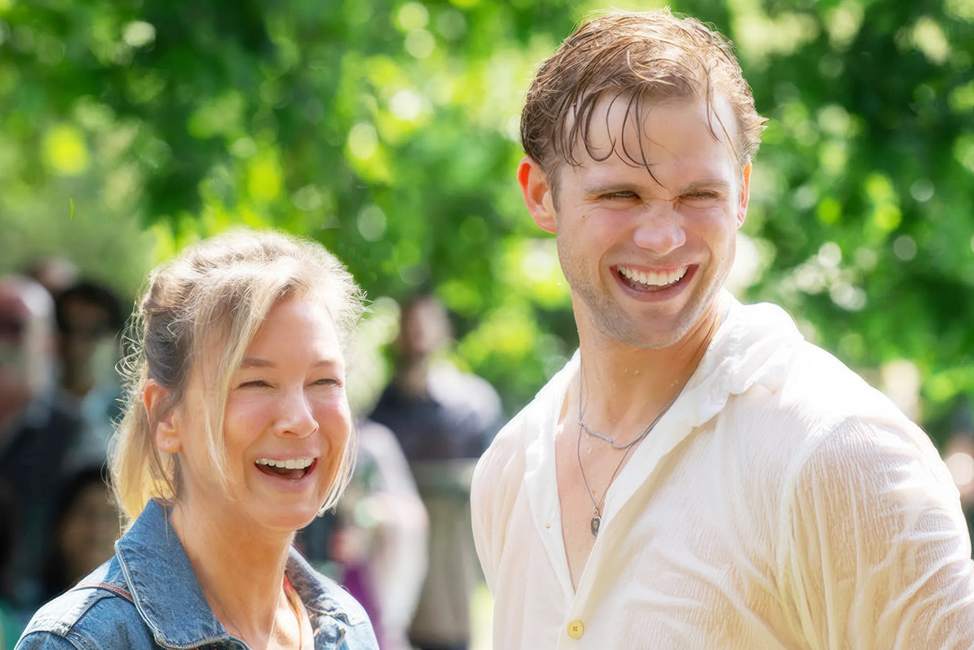 Bridget Jones (Renée Zellweger) lại rơi vào tình yêu với chàng trai trẻ Roxster (Leo Woodall).