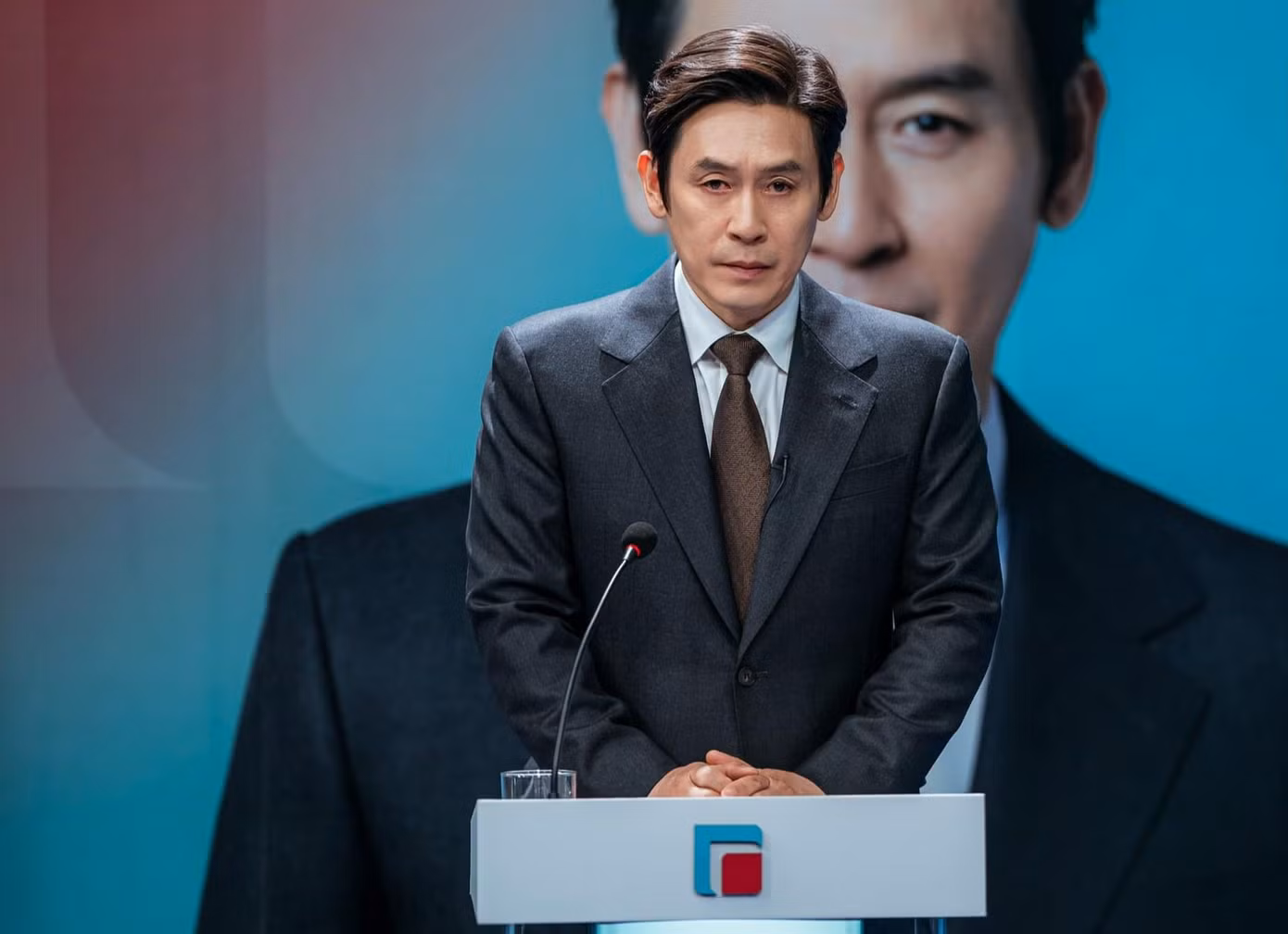 Tạo hình của Seol Kyung Gu trong vai Thủ tướng Park Dong Ho. Tạo hình của Seol Kyung Gu trong vai Thủ tướng Park Dong Ho.