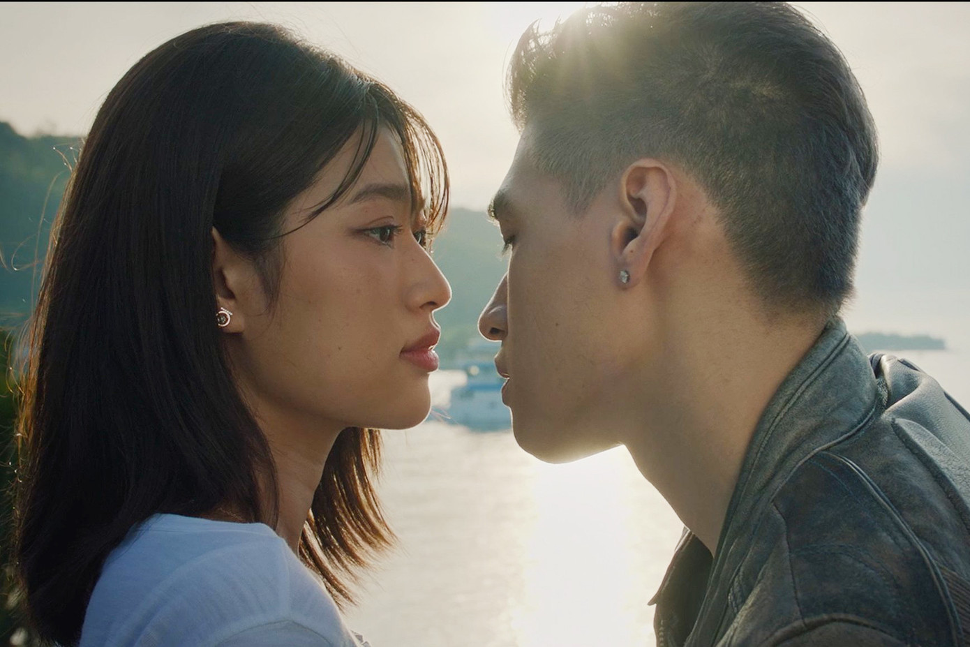 Nụ hôn bạc tỷ đang tận dụng thời cơ để tăng doanh thu. Nụ hôn bạc tỷ đang tận dụng thời cơ để tăng doanh thu.