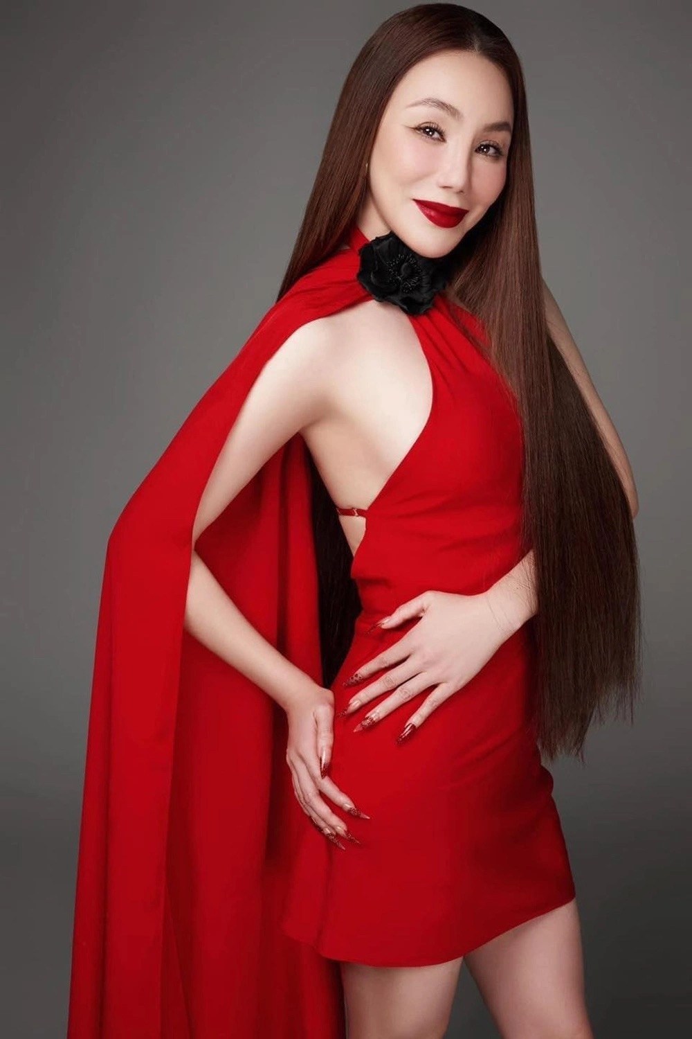 Bên cạnh giọng hát, ngoại hình khác lạ của Hồ Quỳnh Hương cũng là đề tài được khán giả bàn tán.