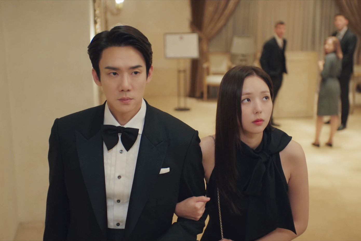 Phim mở đầu với hợp đồng hôn nhân của hai nhân vật chính. Phim mở đầu với hợp đồng hôn nhân của hai nhân vật chính.