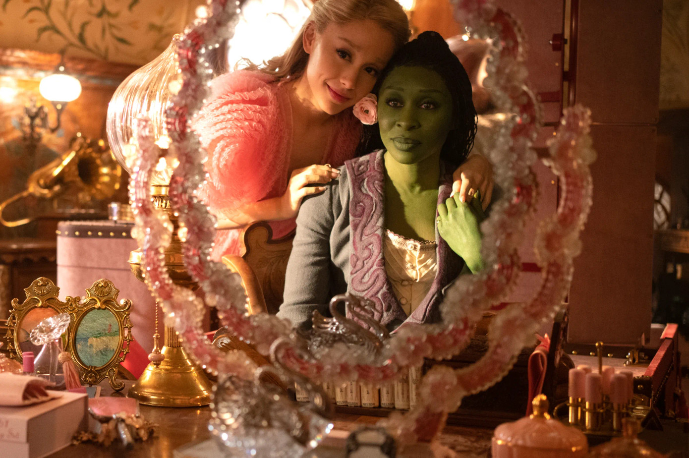 Wicked mở rộng câu chuyện kinh điển về phù thủy xứ Oz. Wicked mở rộng câu chuyện kinh điển về phù thủy xứ Oz.