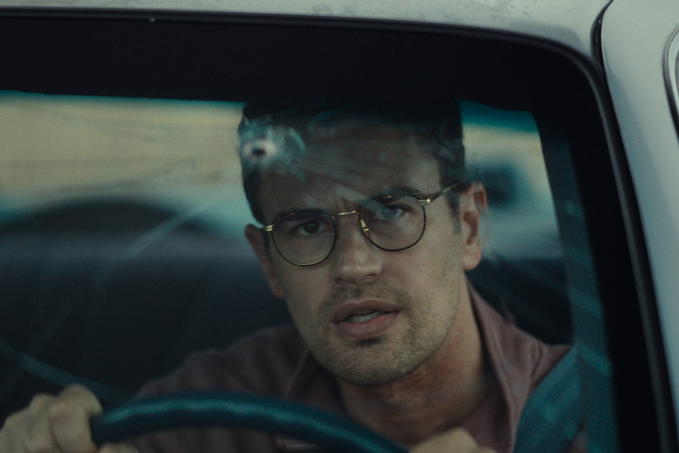 Theo James ghi điểm khi cùng lúc đóng hai vai.