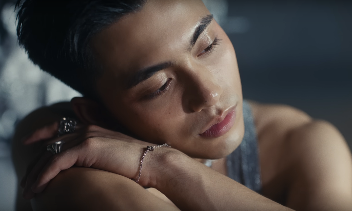 Mono dịu dàng đến lạ trong các cảnh quay.