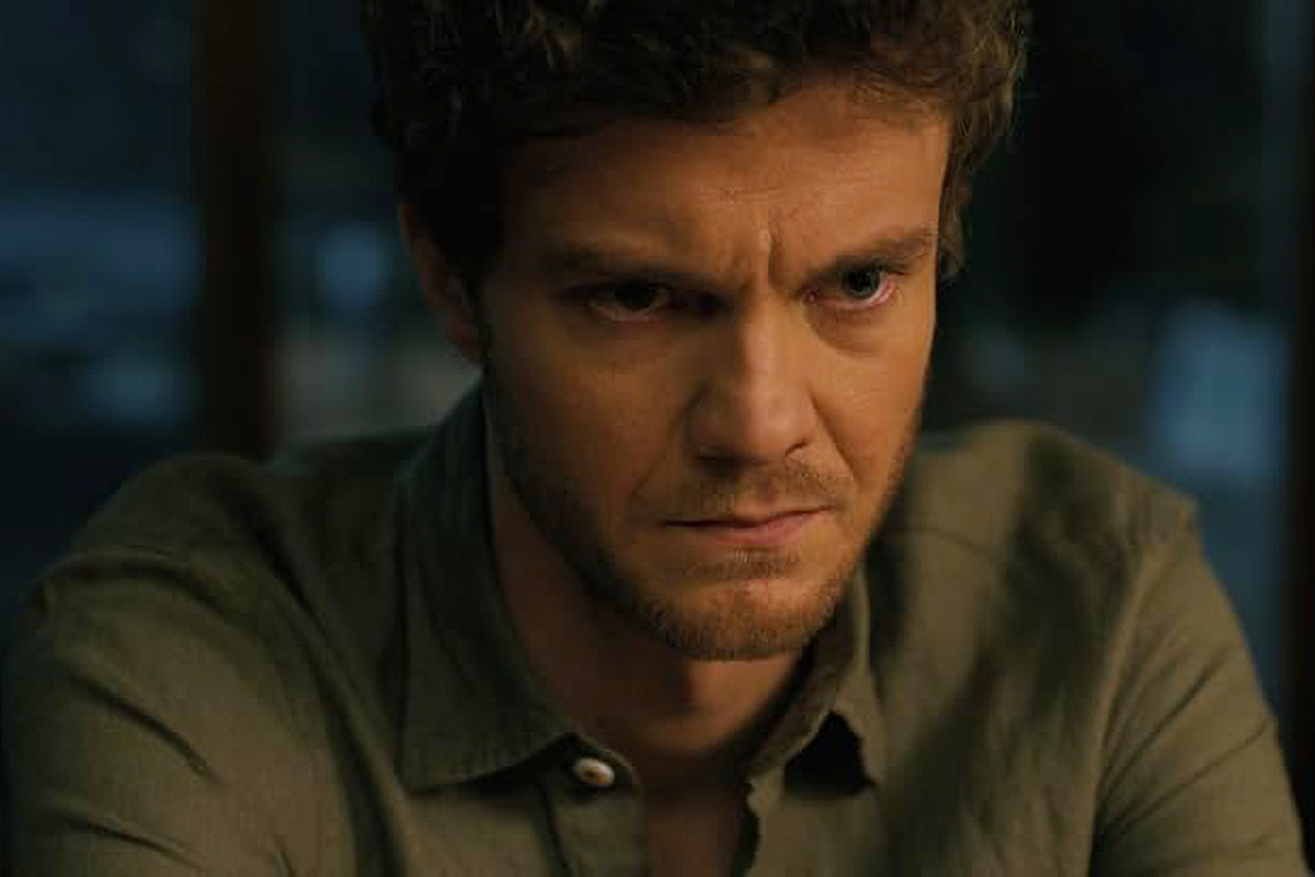 Jack Quaid ghi điểm với vai gã đàn ông thích kiểm soát phụ nữ. Jack Quaid ghi điểm với vai gã đàn ông thích kiểm soát phụ nữ.