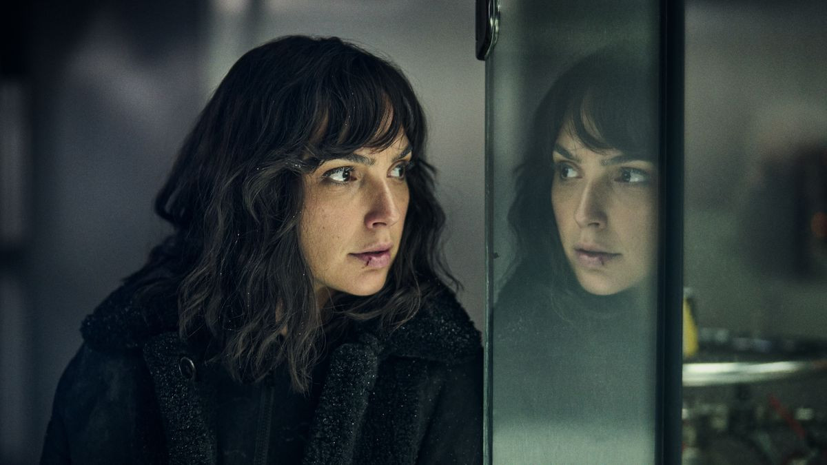 Tạo hình của Gal Gadot trong vai chính Rachel Stone.