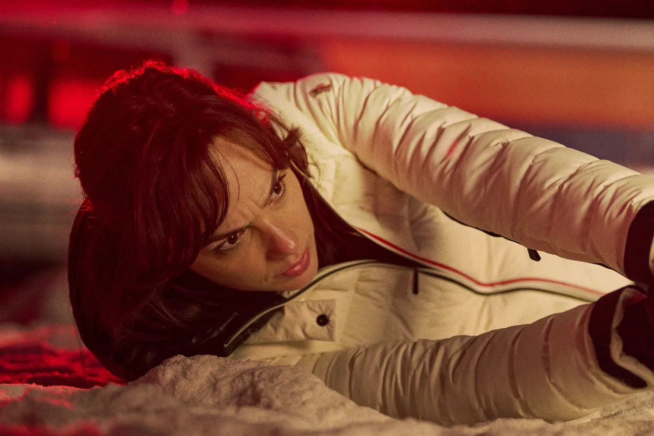 Dù cố gắng, Gal Gadot cũng không giúp cho nhân vật nổi bật hơn.