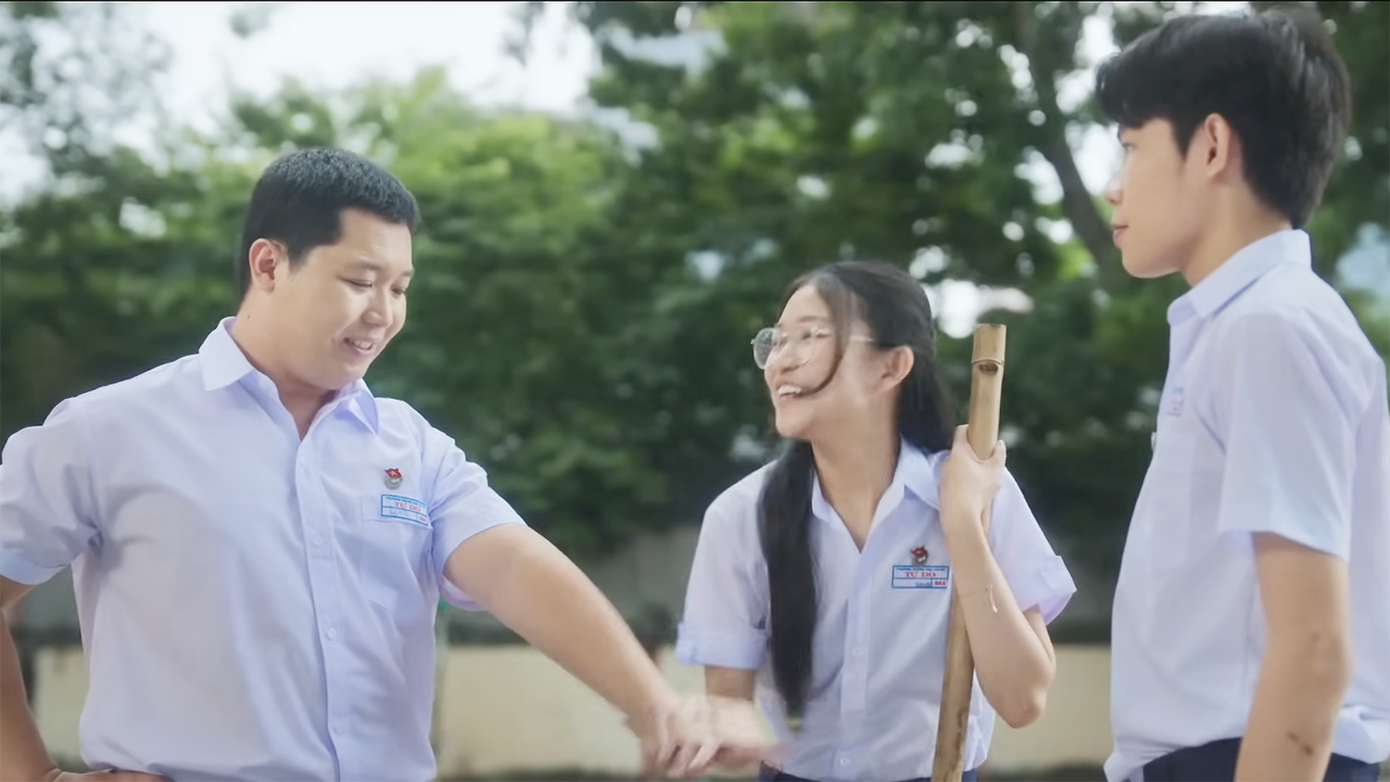 Bộ ba Tiểu Long (Nhật Linh), nhỏ Hạnh (Phương Duyên) và Quý Ròm (Hùng Anh) trong bản điện ảnh.