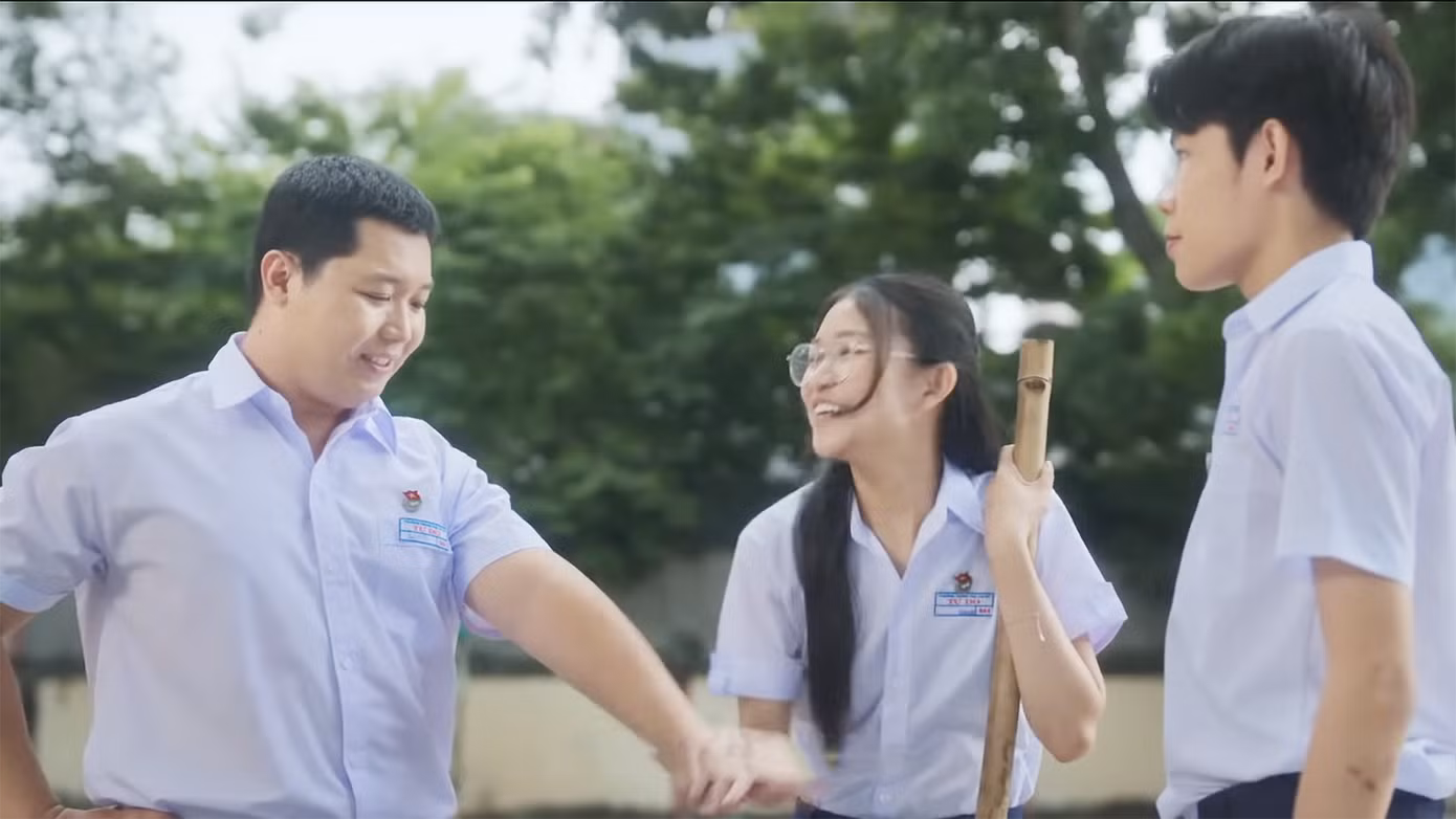 Bộ ba Tiểu Long (Nhật Linh), nhỏ Hạnh (Phương Duyên) và Quý Ròm (Hùng Anh) trong bản điện ảnh.