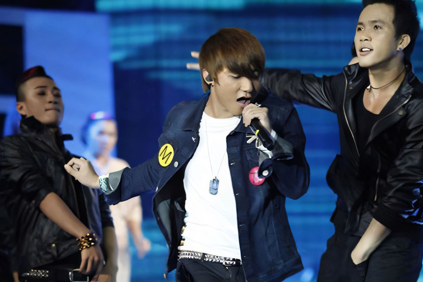 Hình ảnh Sơn Tùng M-TP còn ngây ngô khi lần đầu hát tại Vietnam Idol 2012.