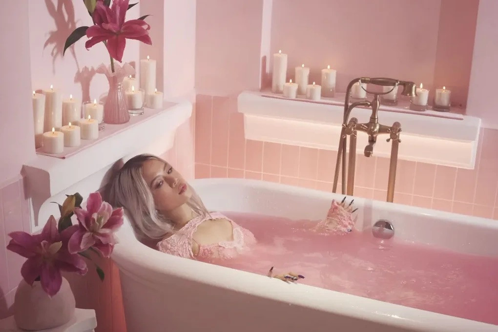 Một vài hình ảnh trong MV Ghệ iu dấu của em ơi. Một vài hình ảnh trong MV Ghệ iu dấu của em ơi.