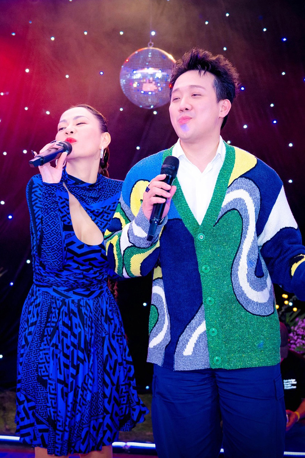 Trấn Thành thích thú khi song ca cùng đàn chị. Trấn Thành thích thú khi song ca cùng đàn chị.