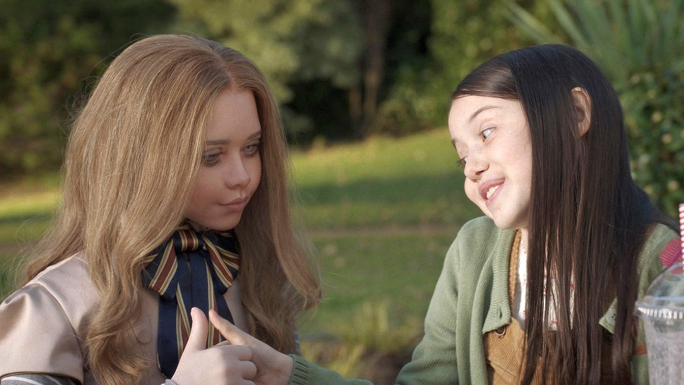 Búp bê M3GAN (trái) trở thành người duy nhất bầu bạn với Cady (Violet McGraw) mỗi ngày.