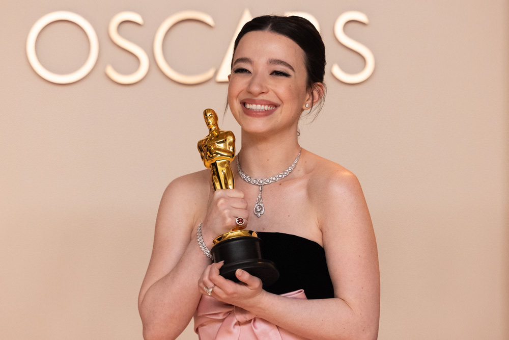 Chiến thắng của Mikey Madison dập tắt giấc mơ tượng vàng của Demi Moore.