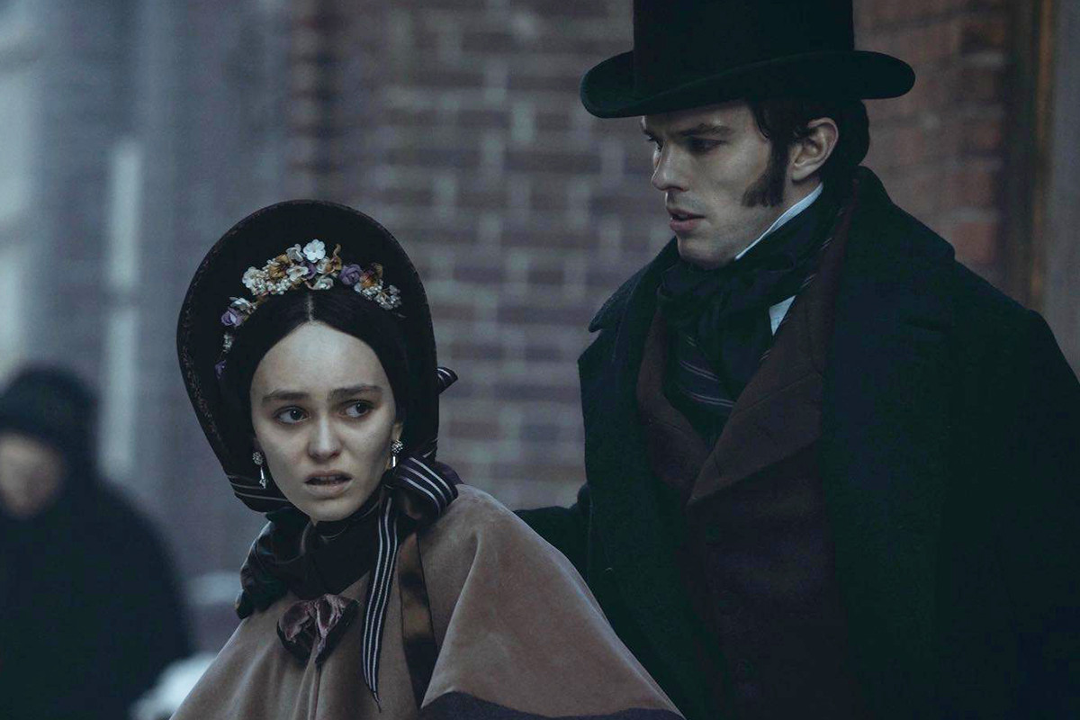 Nicholas Hoult và Lily-Rose Depp vào vai vợ chồng đối diện quỷ dữ.