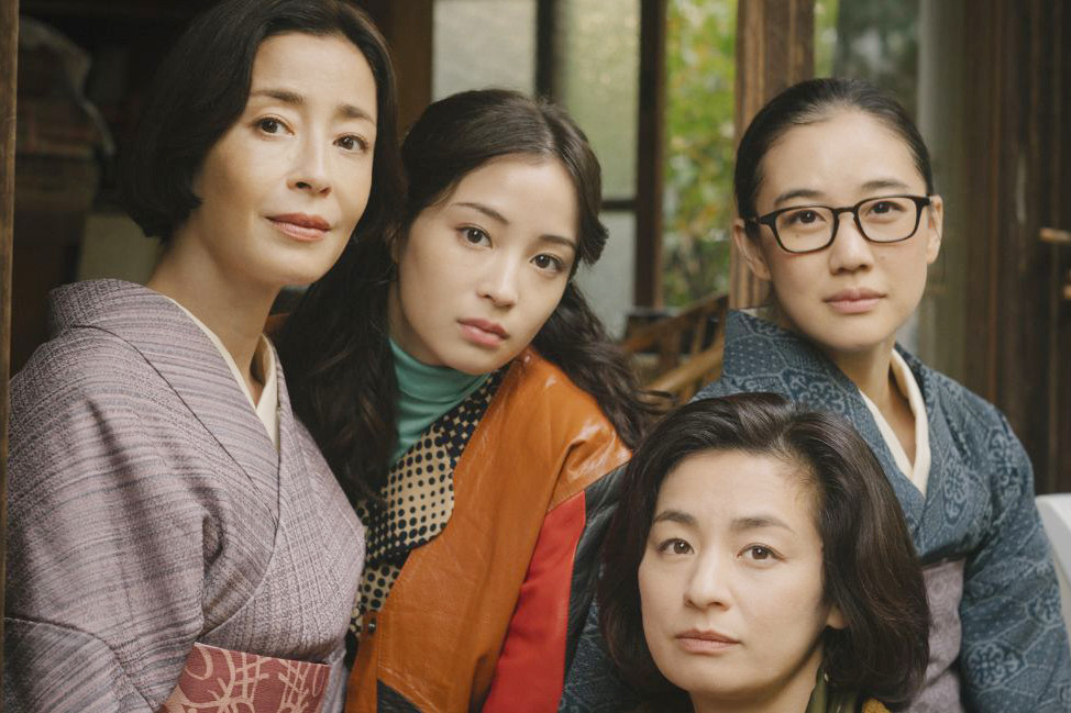 Phim kể về bốn chị em gái phát hiện cha ngoại tình.