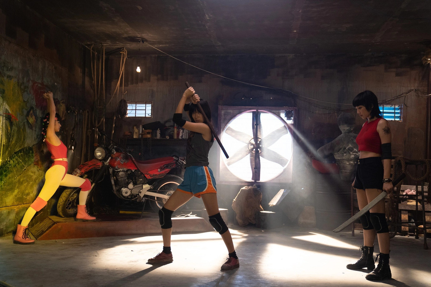 Đồng Ánh Quỳnh có phần lép vế hơn so với hai bạn diễn nữ. Đồng Ánh Quỳnh có phần lép vế hơn so với hai bạn diễn nữ.