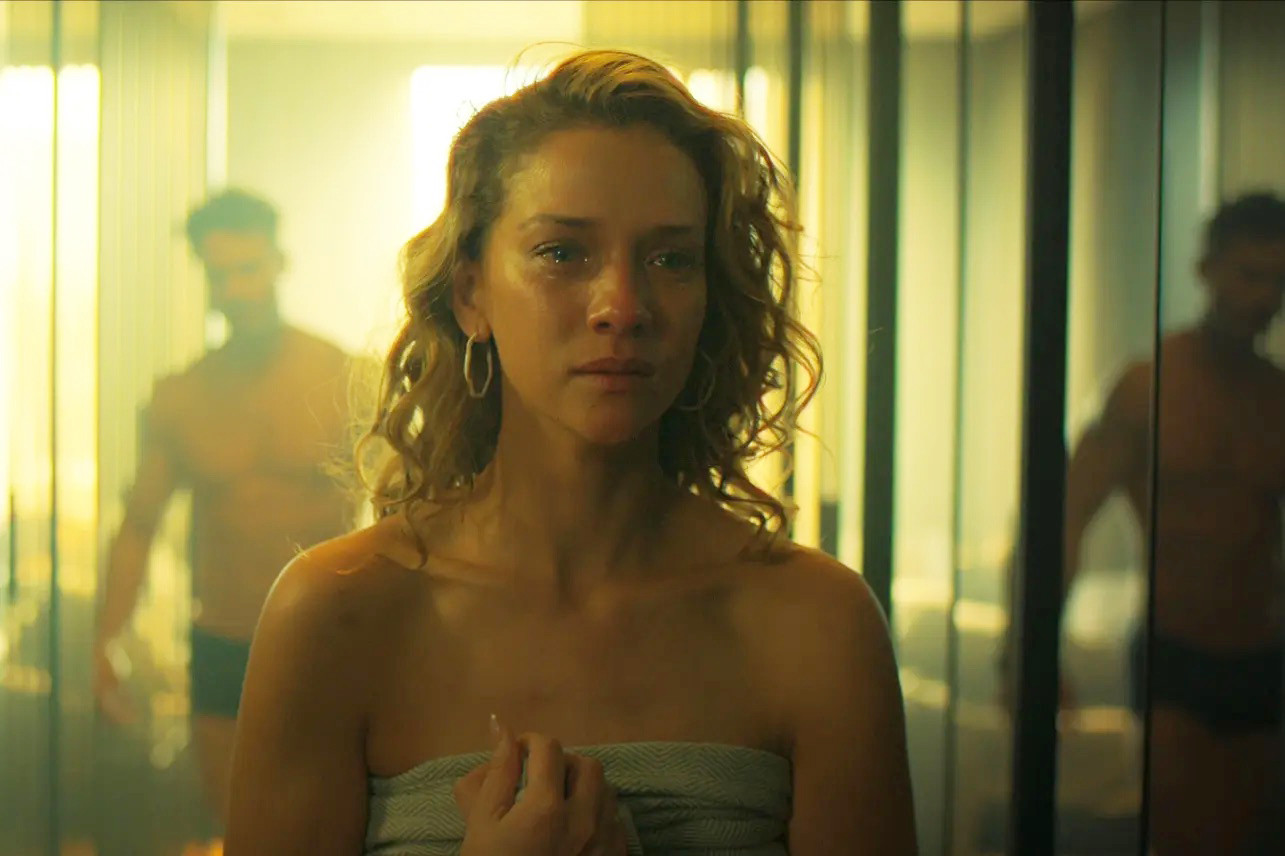 Mọi bi kịch bắt đầu khi nữ chính dùng Tinder để hẹn hò.