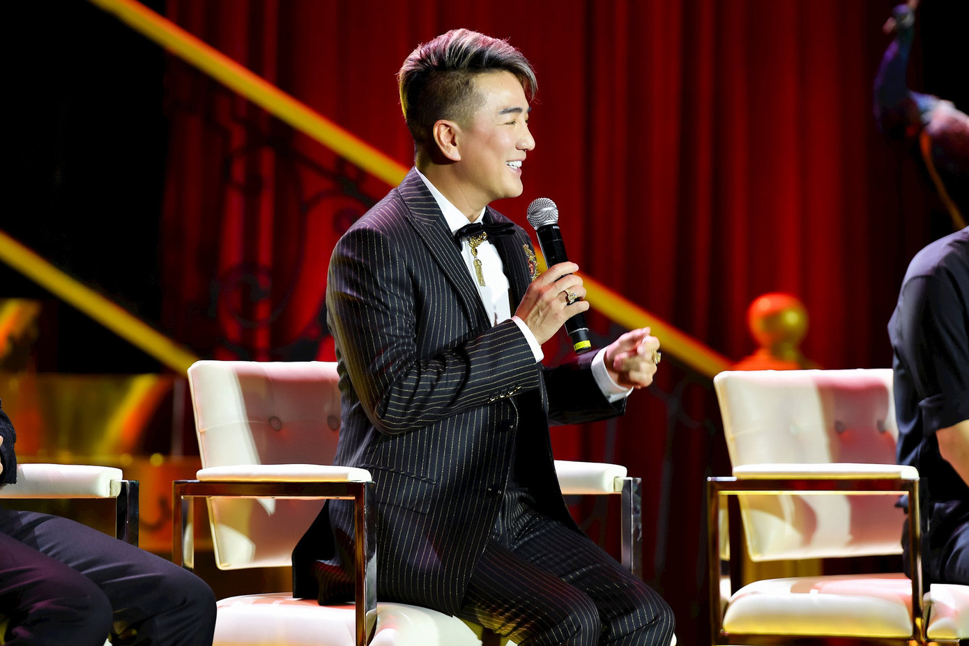 Dù chưa ra mắt, dự án phim điện ảnh của Đàm Vĩnh Hưng đã gây ồn ào ngay từ buổi họp báo đầu tiên. Dù chưa ra mắt, dự án phim điện ảnh của Đàm Vĩnh Hưng đã gây ồn ào ngay từ buổi họp báo đầu tiên.