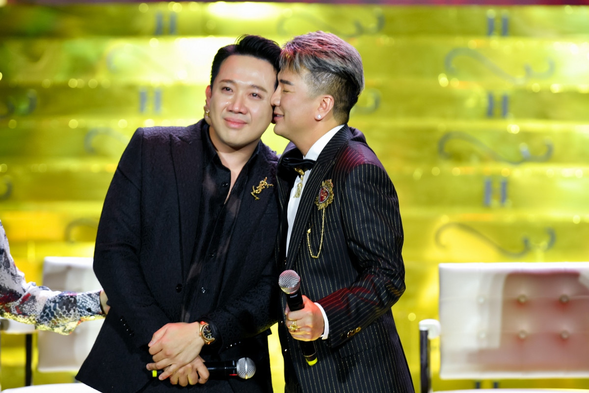 Trấn Thành là người ít nhiều nhìn thấy mục đích của Đàm Vĩnh Hưng khi làm phim về cuộc đời. Trấn Thành là người ít nhiều nhìn thấy mục đích của Đàm Vĩnh Hưng khi làm phim về cuộc đời.