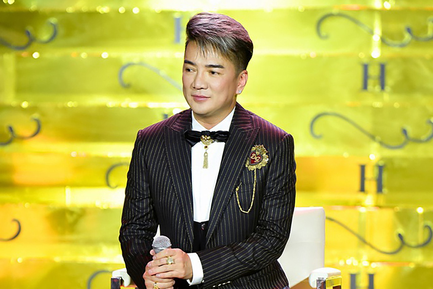 Ở Việt Nam, Đàm Vĩnh Hưng gây tranh cãi khi quyết định làm phim tiểu sử. Ở Việt Nam, Đàm Vĩnh Hưng gây tranh cãi khi quyết định làm phim tiểu sử.