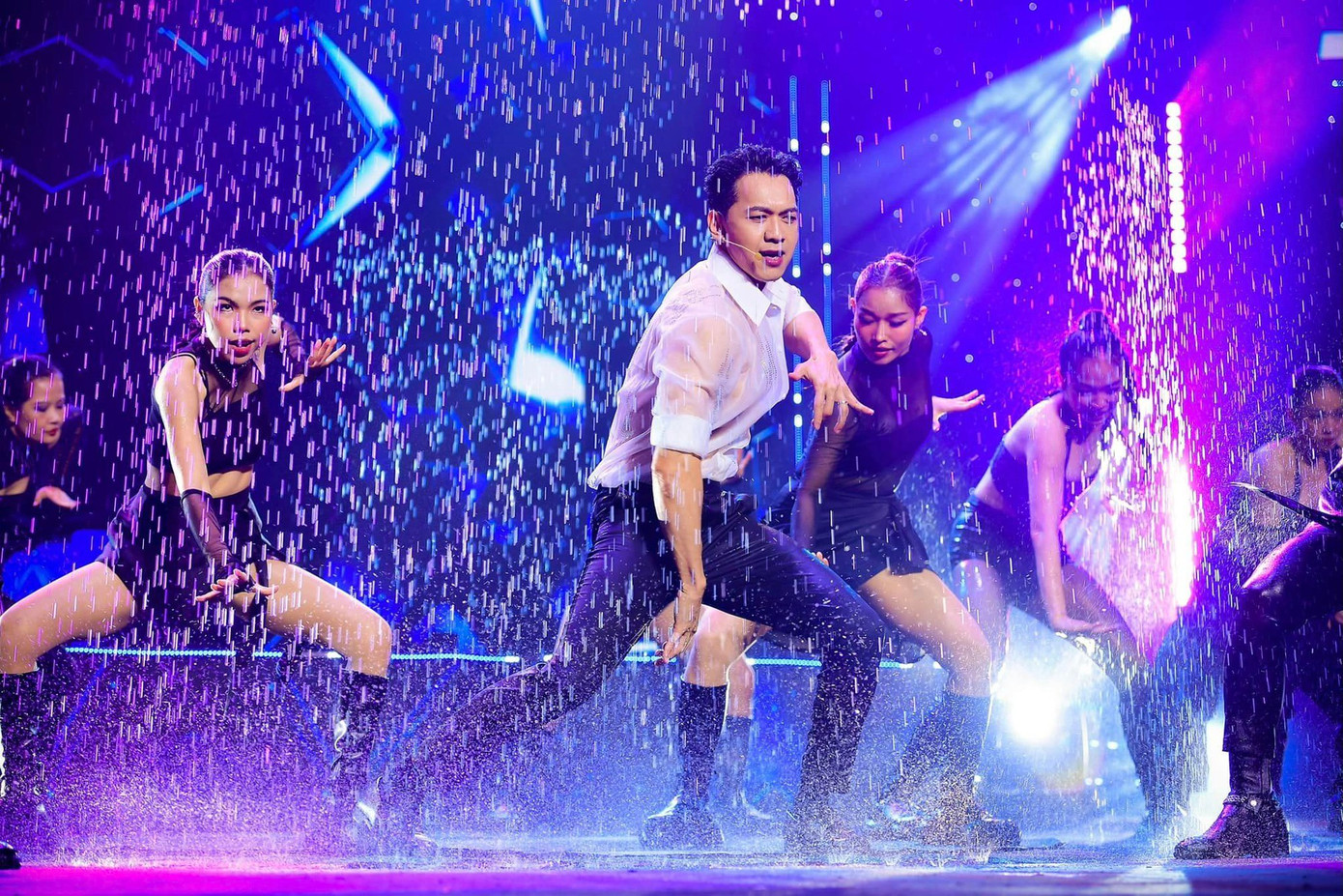 Trần Hùng Huy và màn trình diễn dưới mưa &quot;gây sốt&quot;.