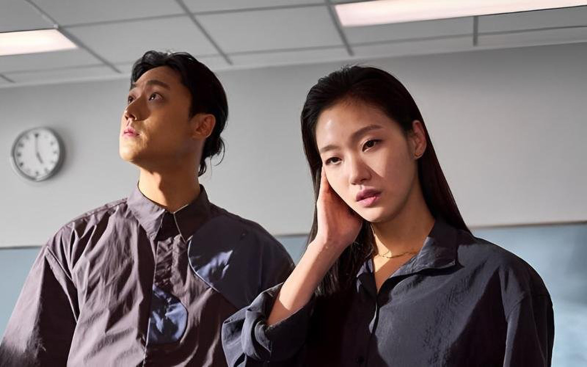 Tạo hình của Lee Do Hyun (trái) và Kim Go Eun (phải) trong vai hai pháp sư trừ tà.