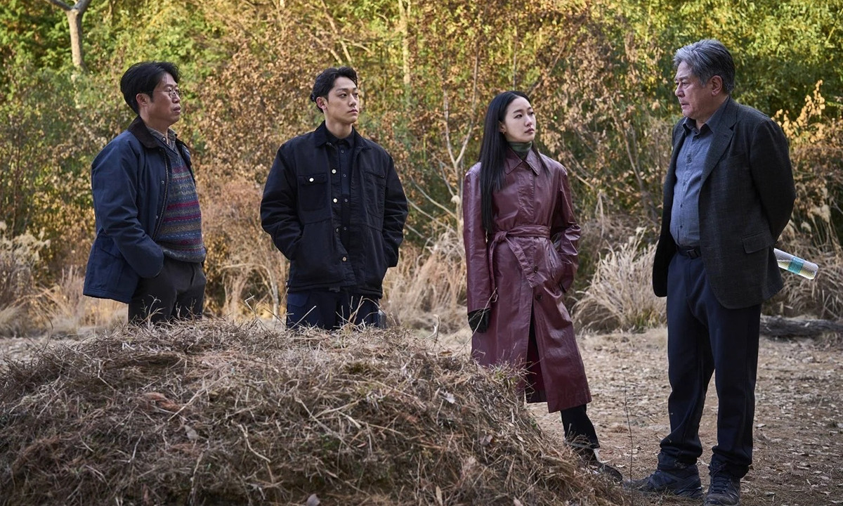 Quật mộ trùng ma gây chú ý từ khi công bố sản xuất. Quật mộ trùng ma gây chú ý từ khi công bố sản xuất.