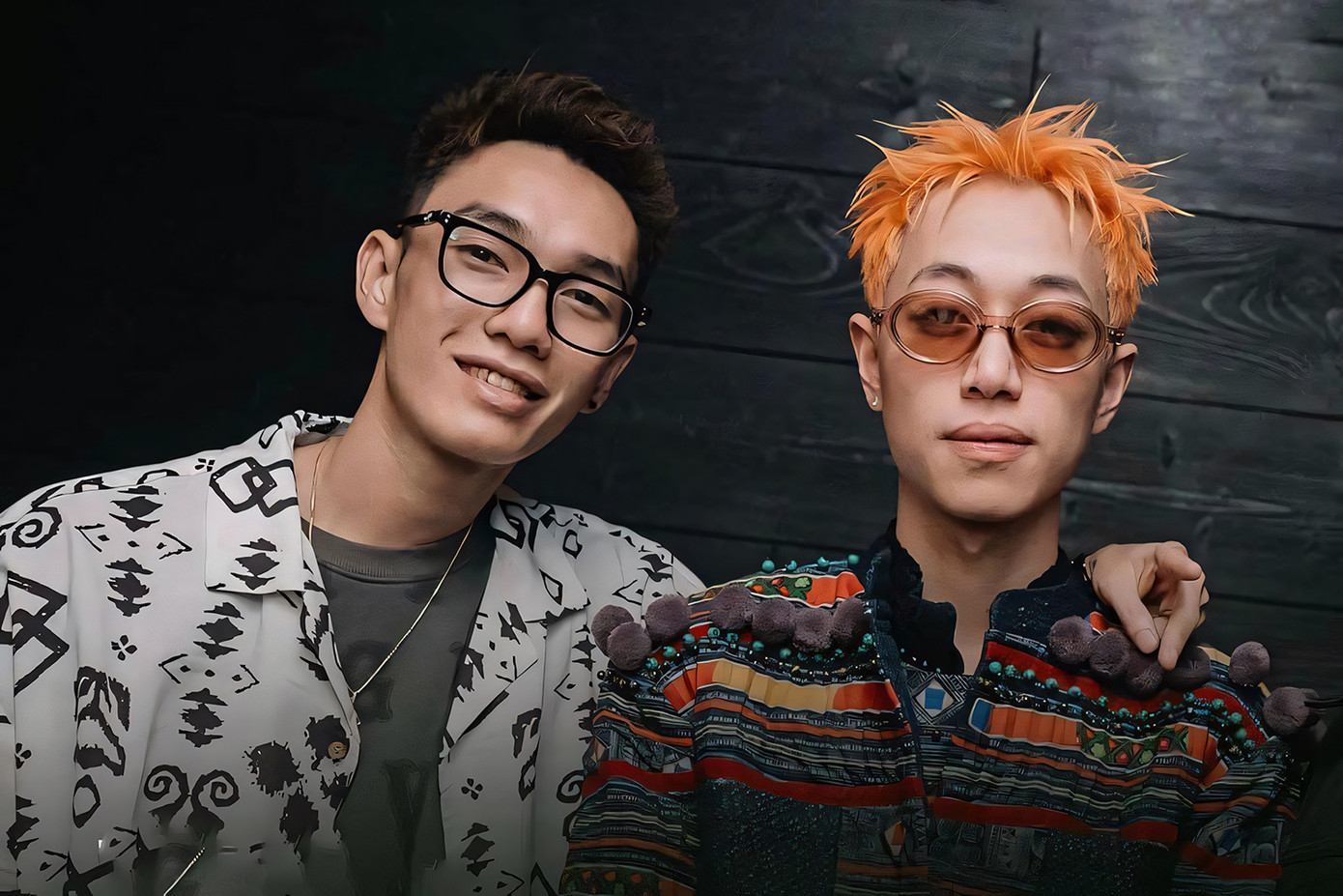 Nhà sản xuất Masew (trái) và rapper Double2T là 2 người làm nên thành công của À lôi. Nhà sản xuất Masew (trái) và rapper Double2T là 2 người làm nên thành công của À lôi.