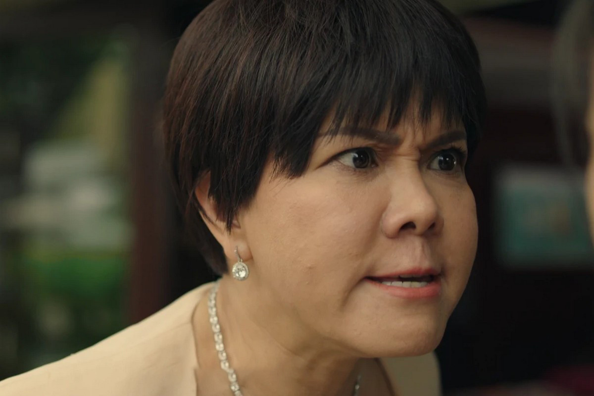 Việt Hương vẫn trung thành với lối diễn cường điệu, lên gân trong nhiều phân đoạn.