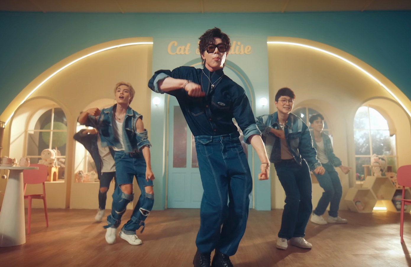 Dù nỗ lực thay đổi hình ảnh, Erik vẫn chưa thể khiến khán giả chú ý. Dù nỗ lực thay đổi hình ảnh, Erik vẫn chưa thể khiến khán giả chú ý.