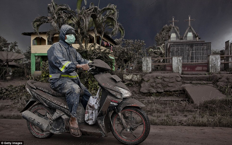 Một trong số những binh sĩ tham gia công tác cứu hộ