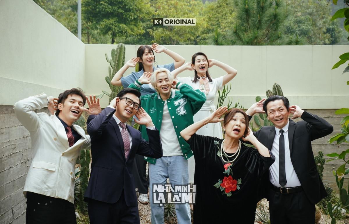 Dàn diễn viên chính trong Nhà mình lạ lắm!. Dàn diễn viên chính trong Nhà mình lạ lắm!.