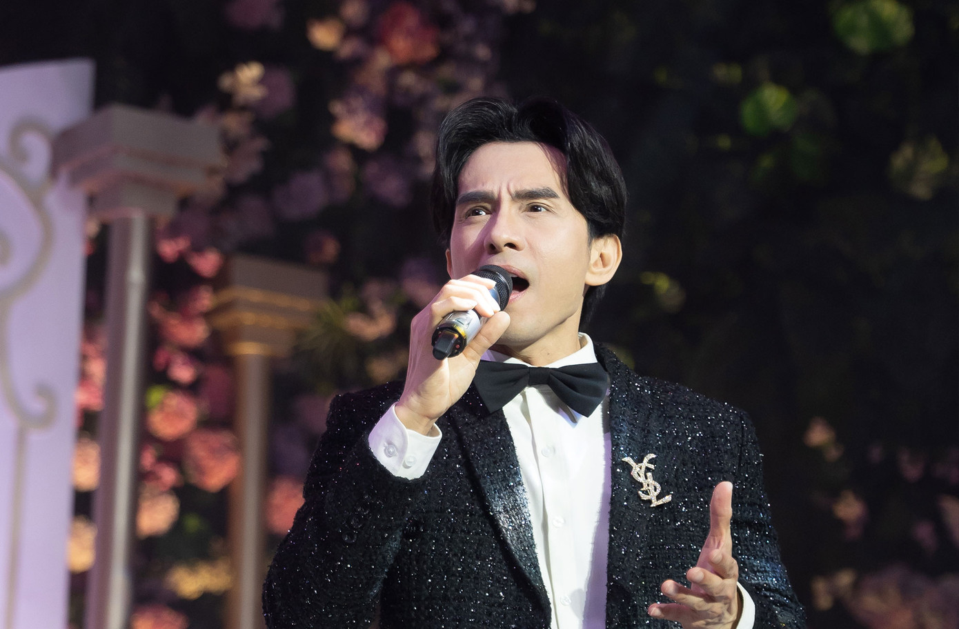 U50 nhưng Đan Trường vẫn khiến cho nhiều người thổn thức không chỉ bởi giọng hát mà còn vì nhan sắc trẻ mãi không già.