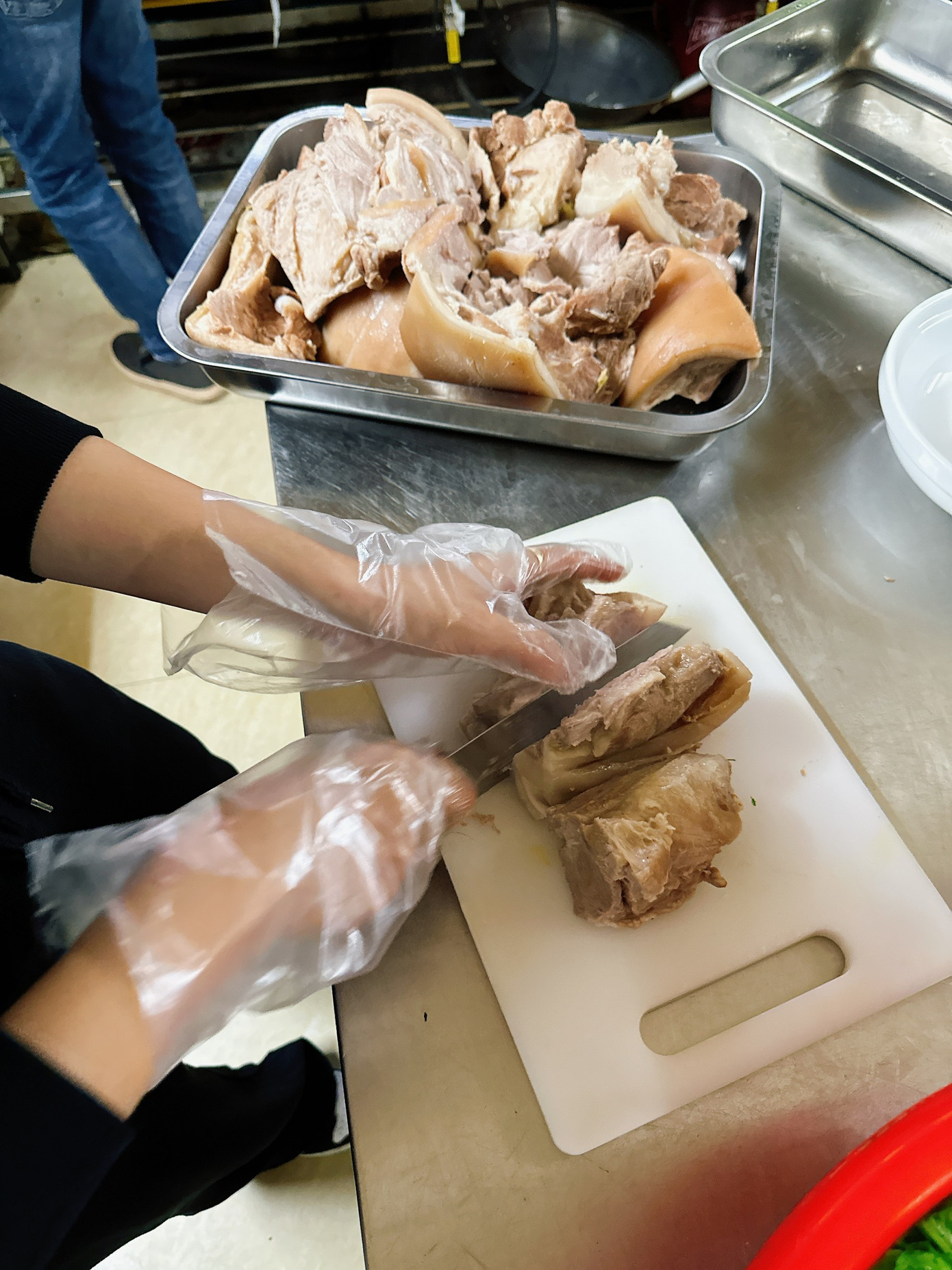 Thực phẩm được các tình nguyện viên chế biến và bày biện đảm bảo an toàn vệ sinh.