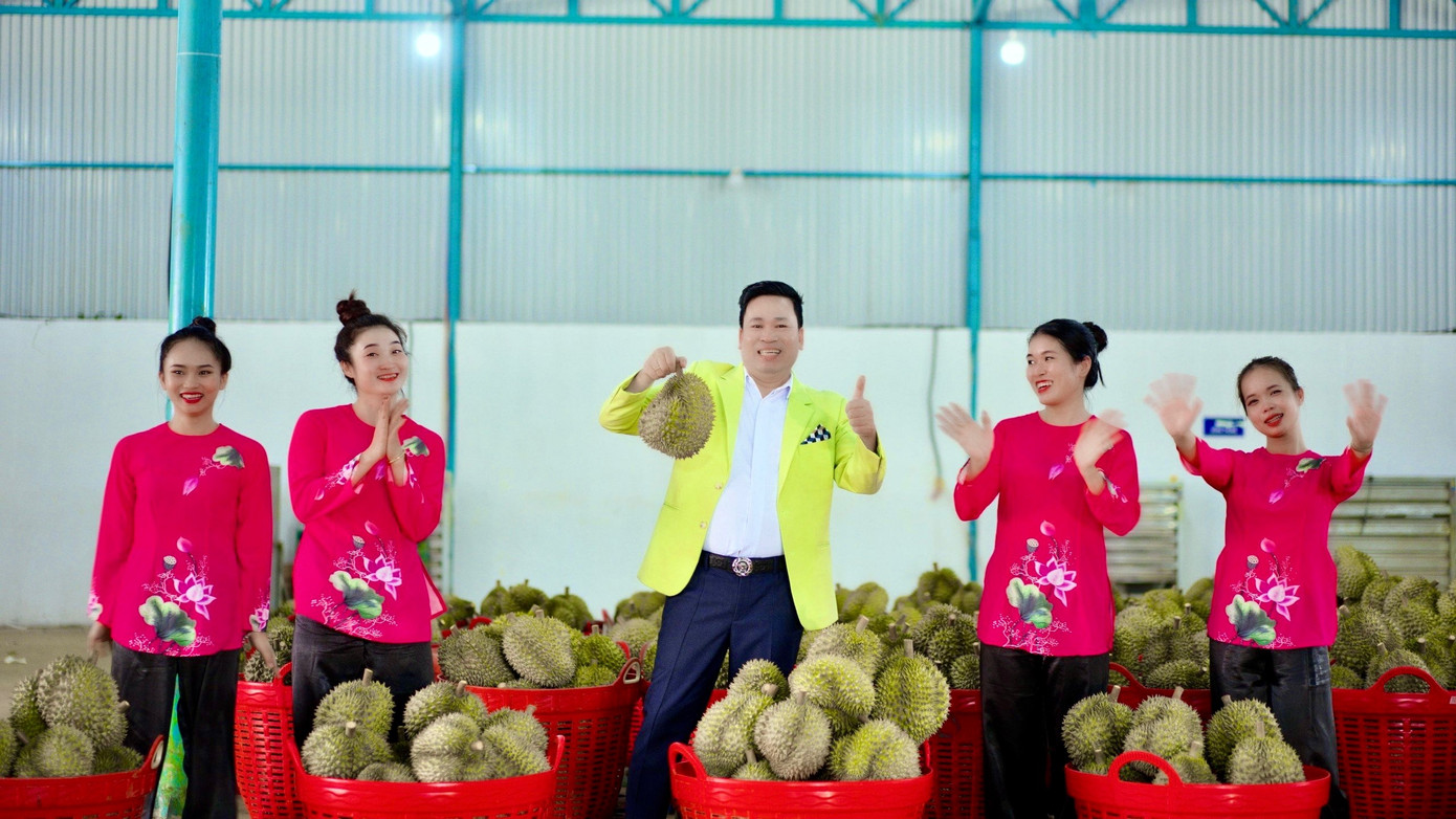 Nam ca sĩ gây bất ngờ với MV đặc biệt về sầu riêng dành tặng bà con nông dân. Nam ca sĩ gây bất ngờ với MV đặc biệt về sầu riêng dành tặng bà con nông dân.
