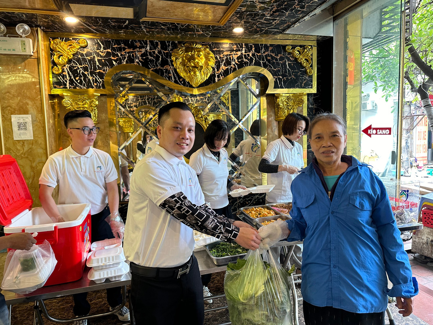 Khách hàng mua cơm mang rau đến ủng hộ bếp nấu.