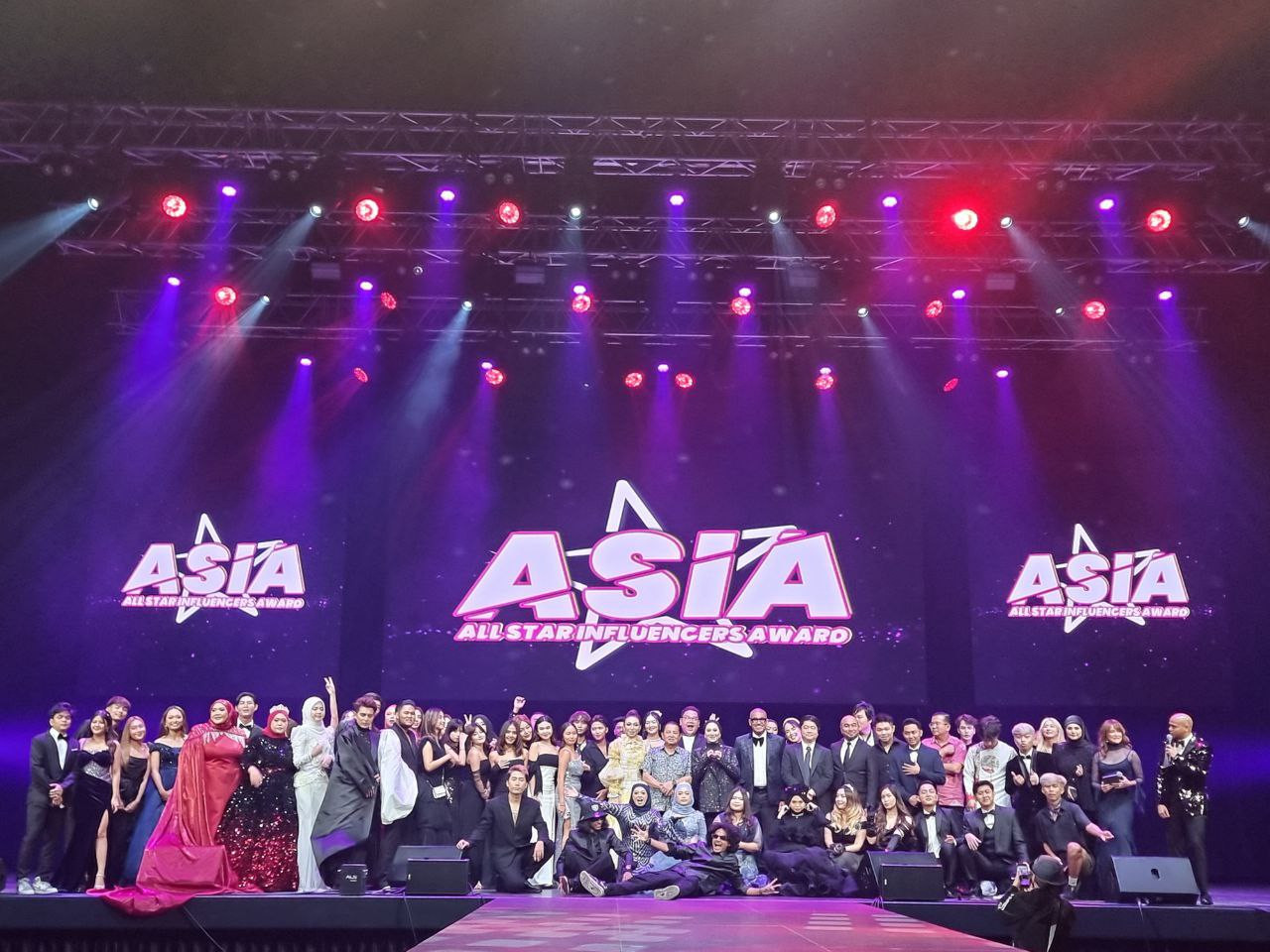 Vương Khánh và những nhân vật trẻ có tầm ảnh hưởng trên mạng xã hội tại đêm vinh danh. Vương Khánh và những nhân vật trẻ có tầm ảnh hưởng trên mạng xã hội tại đêm vinh danh.