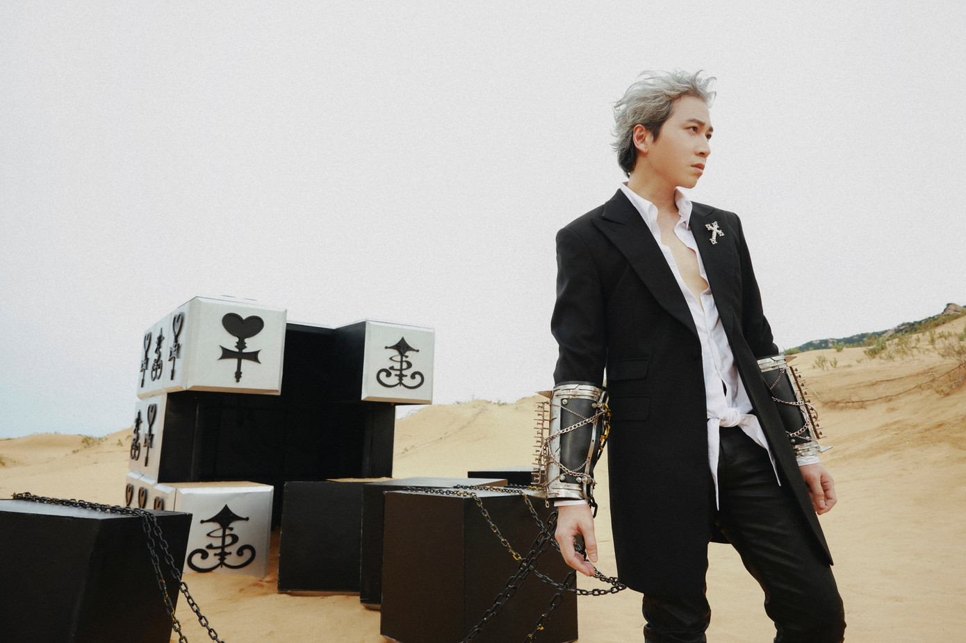 Hình ảnh mới của Karik trong MV mới được cho giống anh ngoài đời. Hình ảnh mới của Karik trong MV mới được cho giống anh ngoài đời.