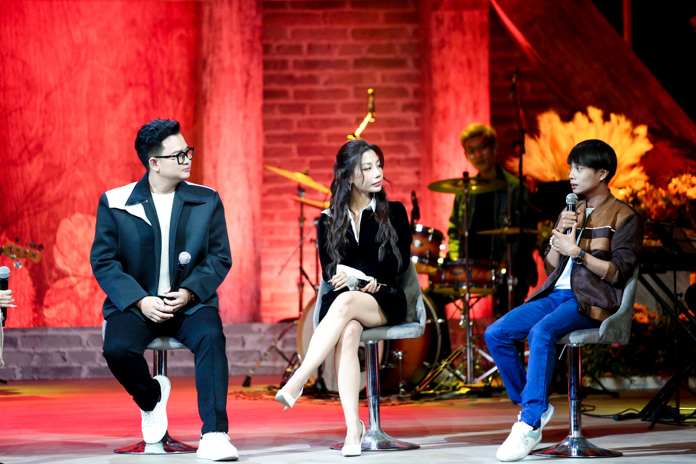 Tuấn Dũng liều mình cover ca khúc đình đám của Hoài Lâm.