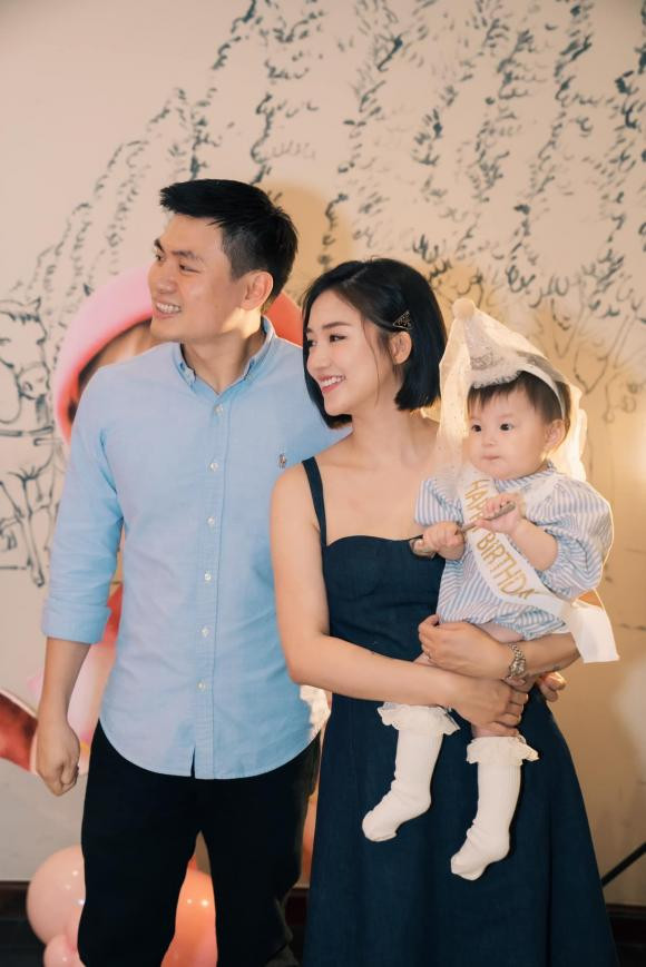 Các fan của Pam đang mong chờ "MV debut" Nắng ngoài sân.