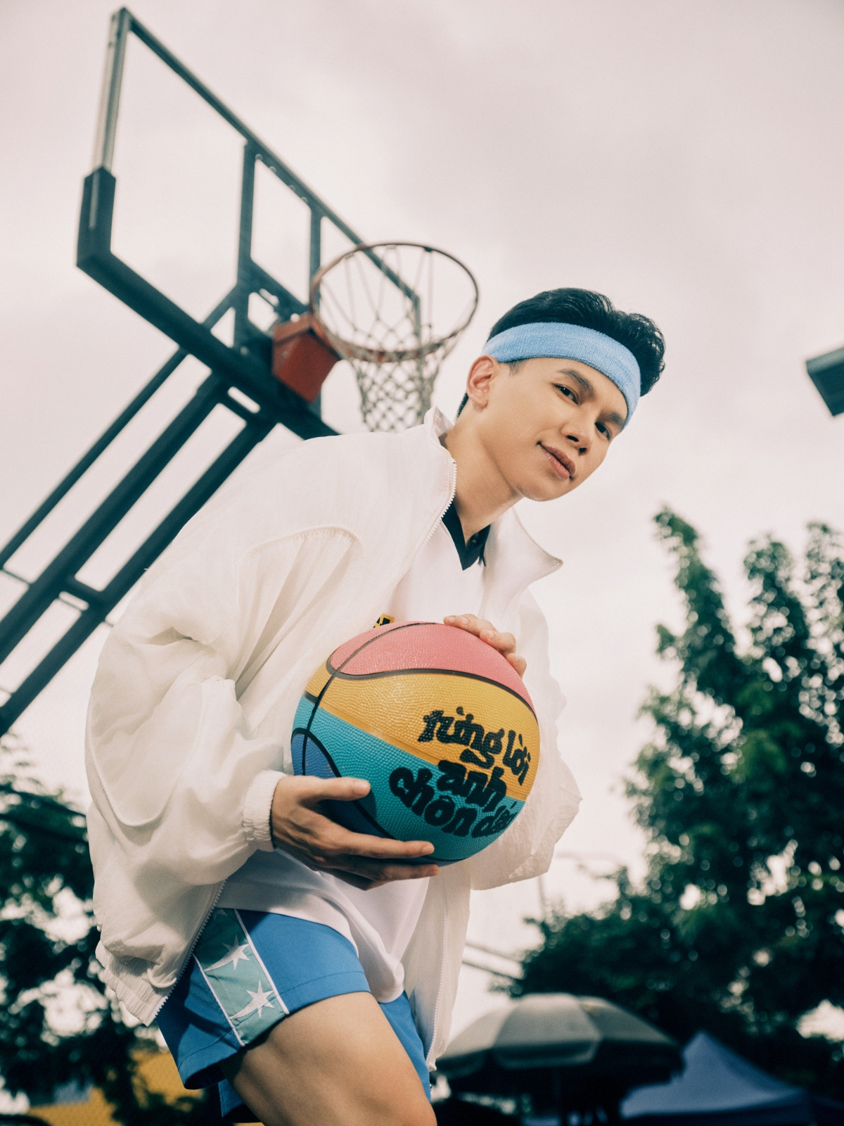 Trong khi đó, Hoàng Tôn chính thức tái xuất sau một thời gian dài vắng bóng. Trong khi đó, Hoàng Tôn chính thức tái xuất sau một thời gian dài vắng bóng.