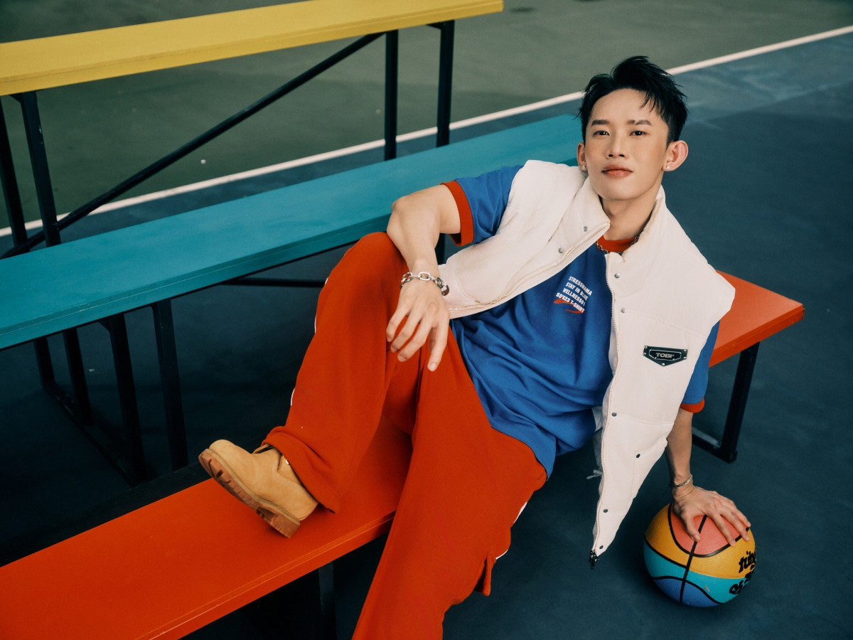 Kay Trần nỗ lực làm mới mình sau khi rời công ty của Sơn Tùng và gia nhập Warner Music Vietnam. Kay Trần nỗ lực làm mới mình sau khi rời công ty của Sơn Tùng và gia nhập Warner Music Vietnam.