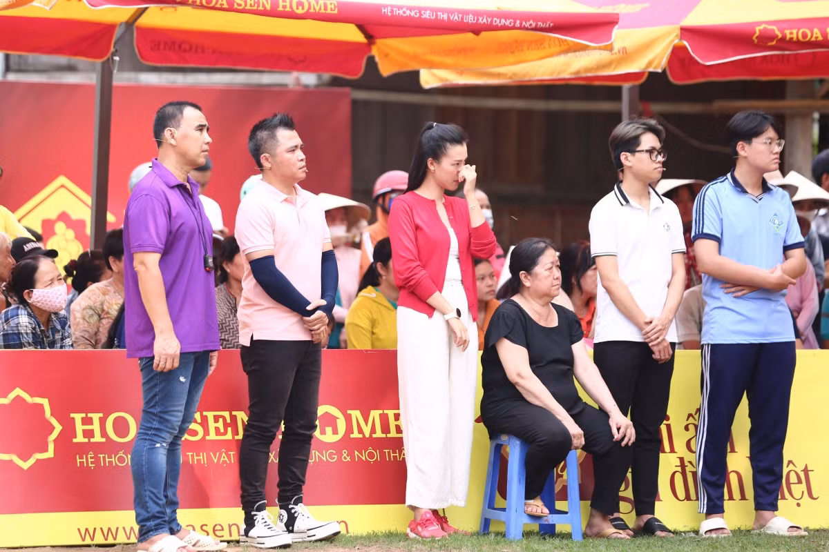 Hoàng Oanh bật khóc vì đồng cảm với số phận của nhân vật. Hoàng Oanh bật khóc vì đồng cảm với số phận của nhân vật.