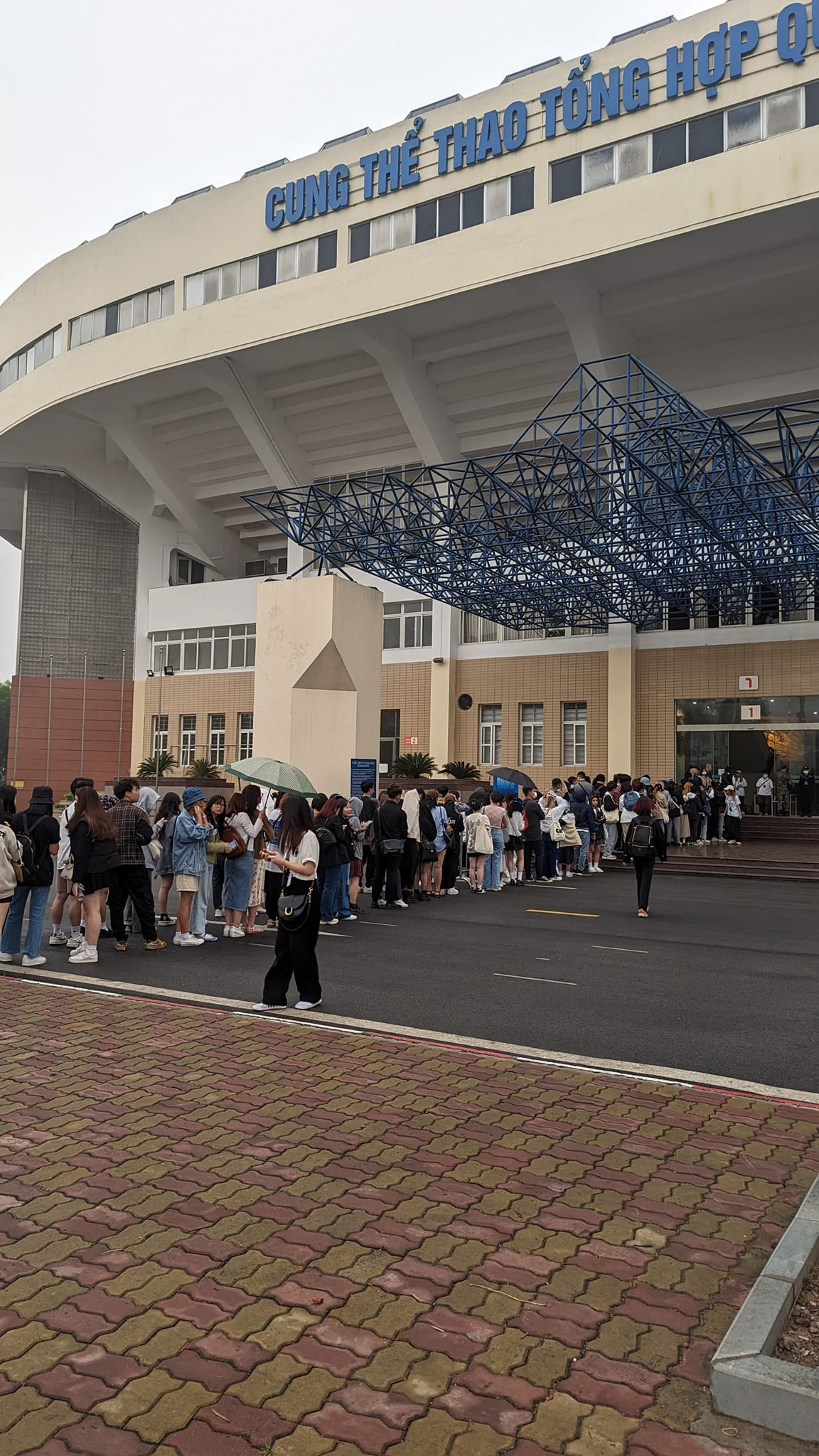 Nhiều khán giả đội mưa để có mặt sớm tại sân khấu Trên những đám mây.