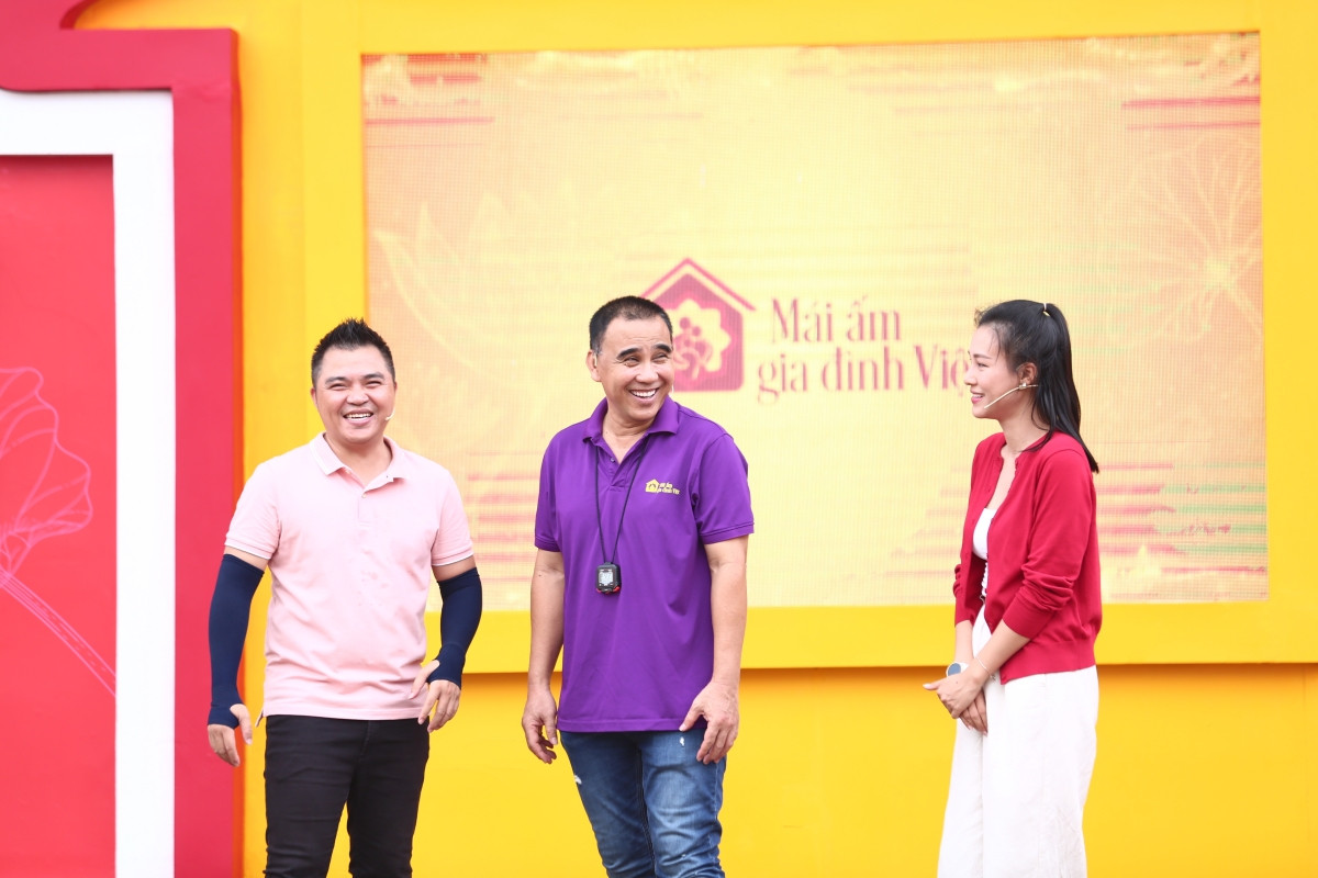 Bộ đôi khách mời là ca sĩ Lê Minh (áo hồng) và Á hậu Hoàng Oanh.